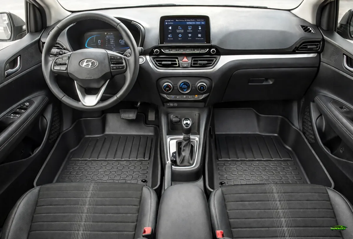 Interior do veículo com tapete Stellicar